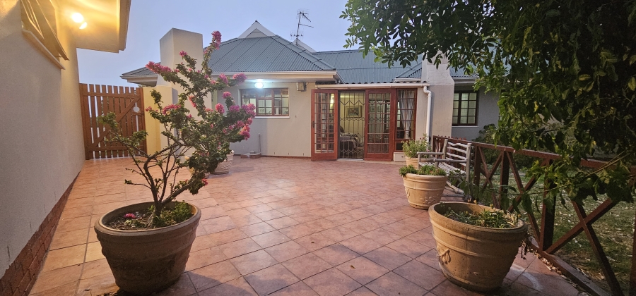 3 Bedroom Property for Sale in Middedorp Western Cape